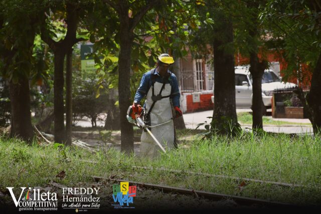 Funcionario realizando trabajos de corte de cesped